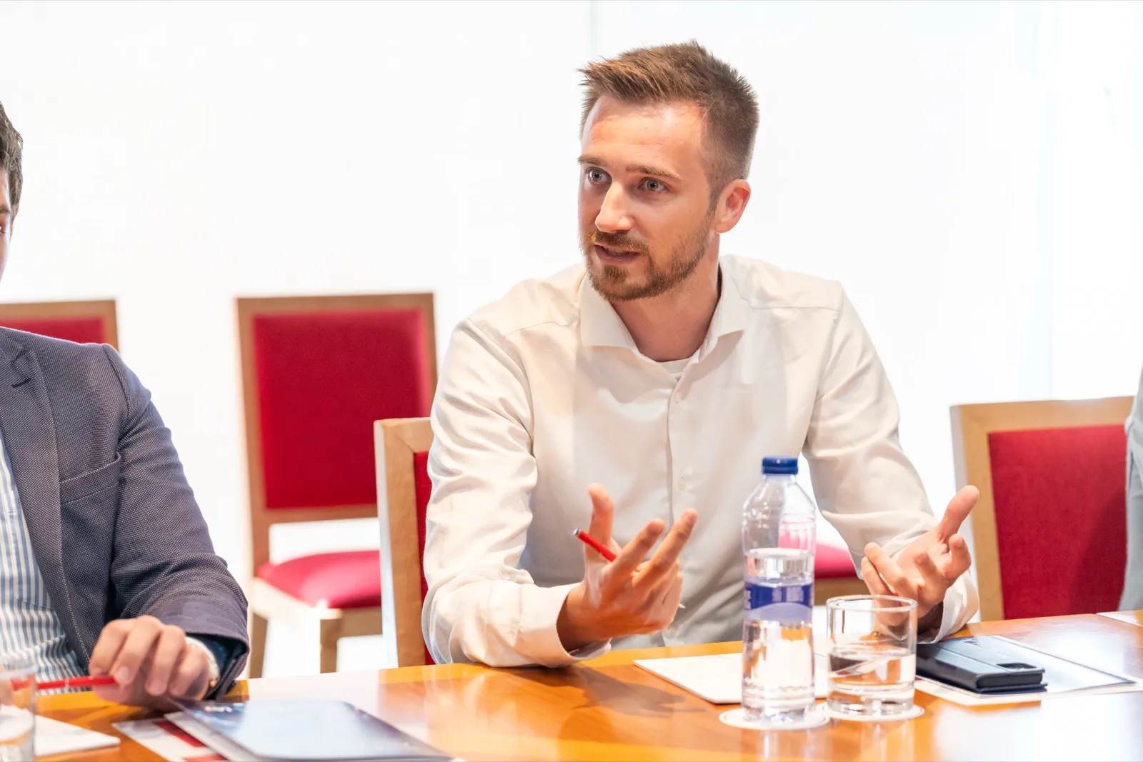 Jakob speaking at a roundtable at the Cámara de Comercio de España, July 2025.