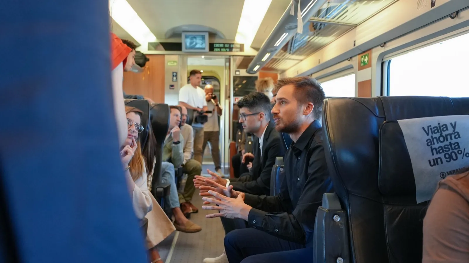 Jakob pitching to fellow passengers on board the Renfe pitch train, September 2025.